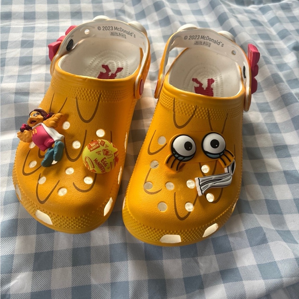 Crocs Woman Limited McDonald Yellow Clogs with Fun  Charms w6